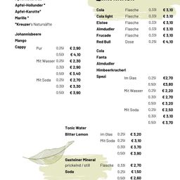 Das Bild zeigt eine Tabelle mit verschiedenen Getränken und deren Preisen, einschließlich Optionen mit Wasser und Soda. Getränke umfassen Cola, Fanta, Almdudler, Himbeerkracherl, Spezi und mehr. Die Preise variieren je nach Getränk und Portionsgröße.