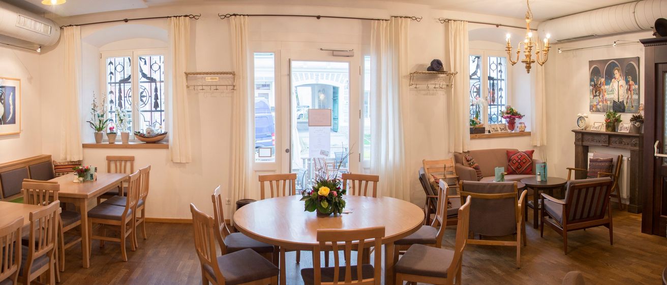 Bild enthält, Dining Room, Dining Table, Furniture, Indoors, Table, Restaurant, Interior Design, Chair, Cafe, Wood