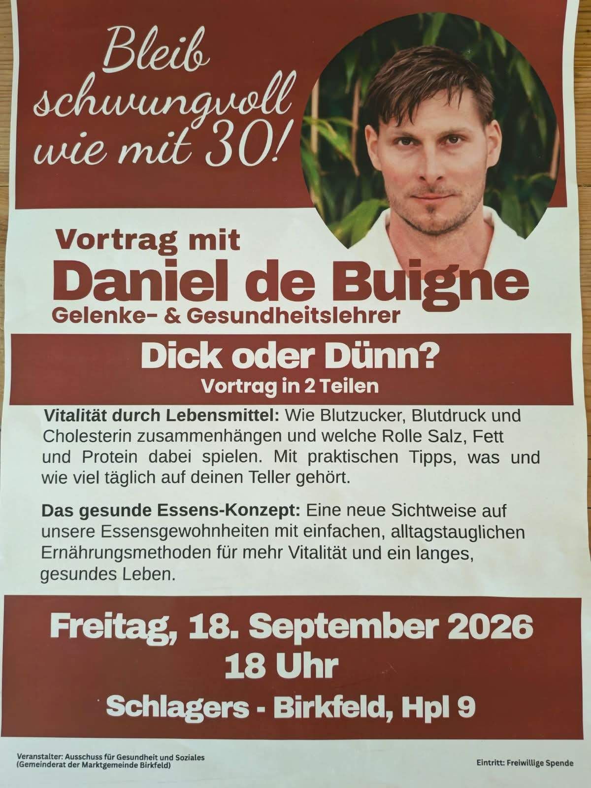 Plakat für einen Vortrag von Daniel de Buigne über Vitalität durch Lebensmittel, mit einem Foto des Mannes und Details zur Veranstaltung am 18. September 2026.