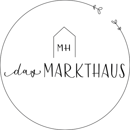 Ein Logo mit einem stilisierten Haus, 'MH' darin, umgeben von einer Girlande, mit 'das MARKTHAUS' darunter in stilisierter Schrift.