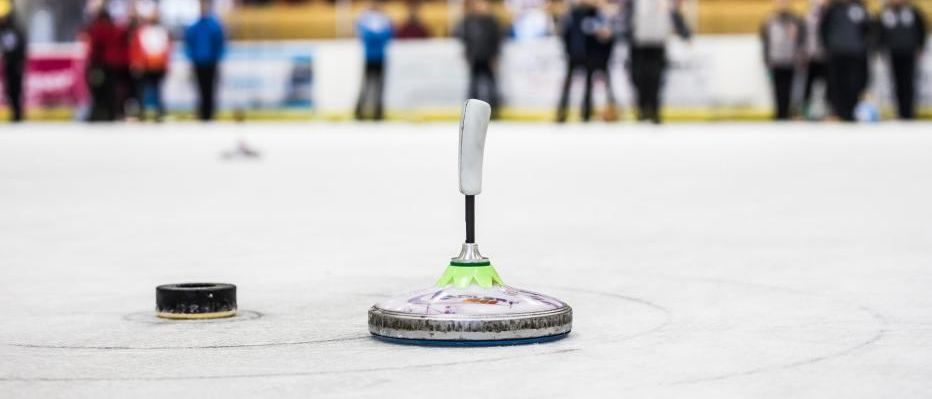 Bild enthält, Ice Hockey, Ice Hockey Puck, Rink, Skating, Sport, Person, Curling, Racket, Tennis, Tennis Racket