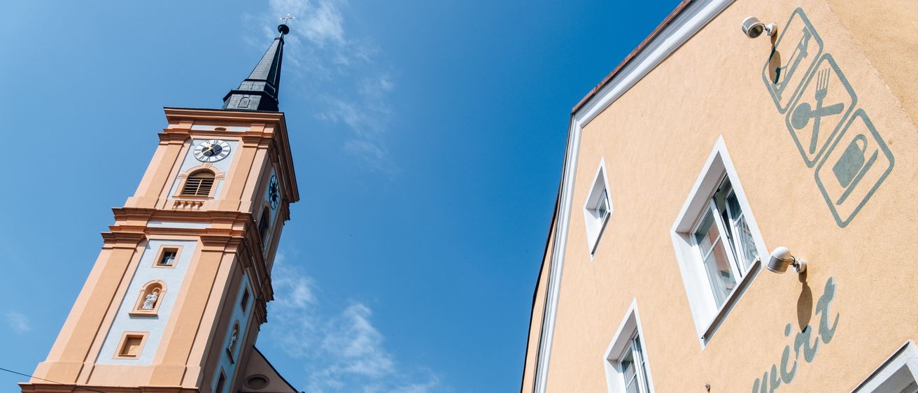 Bild enthält, Architecture, Building, Clock Tower, Tower, Spire, Monastery