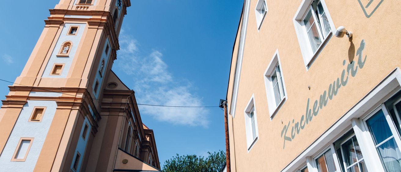 Bild enthält, Architecture, Building, Clock Tower, Tower, Spire, Monastery