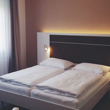 Bild enthält, Cushion, Home Decor, Indoors, Interior Design, Pillow, Furniture, Bed, Electrical Device, Switch