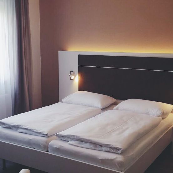 Bild enthält, Cushion, Home Decor, Indoors, Interior Design, Pillow, Furniture, Bed, Electrical Device, Switch