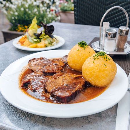 Bild enthält, Food, Food Presentation, Brunch, Meat, Mutton, Cutlery, Fork, Pork, Plate