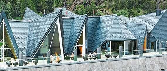 Bild enthält, Neighborhood, Building, Shelter, House, Housing, Villa, Slope, Triangle, Hotel, Slate