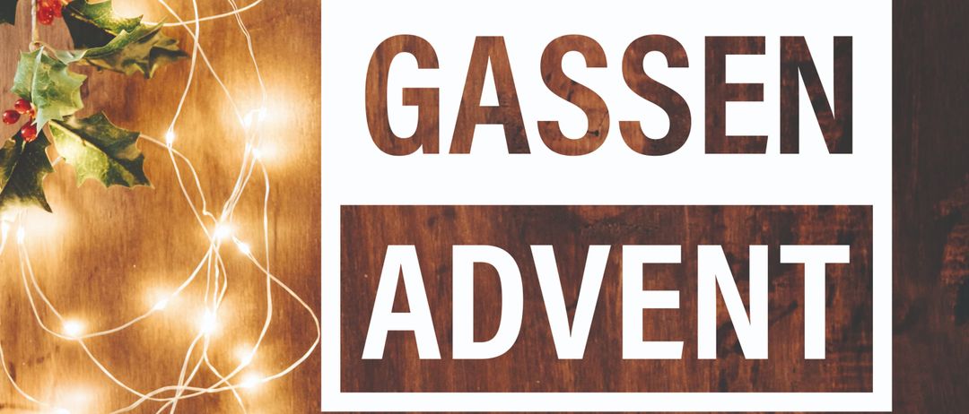 Werbeposter für Gassen Advent in Freistadt Altstadt. Es zeigt einen hölzernen Hintergrund, Weihnachtslichter und eine festliche Atmosphäre. Das Poster bewirbt eine Veranstaltung mit Kunsthandwerk und Kulinarik in den Innenstadtgassen von 15 bis 21 Uhr.