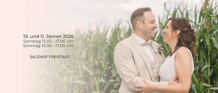 Ein Mann und eine Frau lächeln und halten Händchen, gekleidet in formeller Kleidung. Der Text lautet 'Januar 2026 00 - 17.00 Uhr 00 - 17.00 Uhr FREISTADT'.