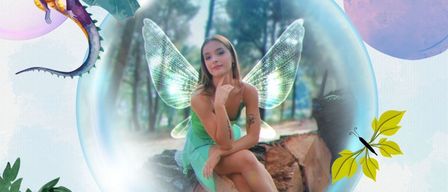 Werbeposter fur Adylins Abenteuer mit einer Frau als Fee auf einem Baumstumpf sitzend, umgeben von einem Drachen und anderen Fantasy-Elementen. Datum und Uhrzeit der Veranstaltung sind angegeben.