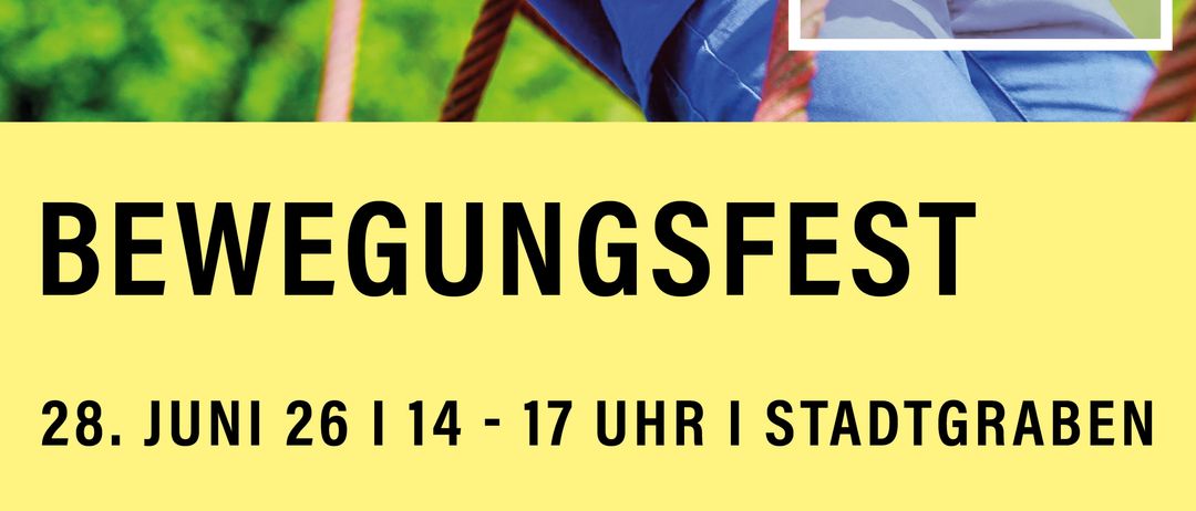 Plakat für das Bewegungsfest-Event. Ein Mädchen spielt auf einer Schaukel. Aktivitäten umfassen verschiedene Fitnessstationen, Barfußwege, Kletterwand, Airtrack und Kinder-Yoga. Datum: 28. Juni 2026, 14-17 Uhr. Ort: Stadtgraben.
