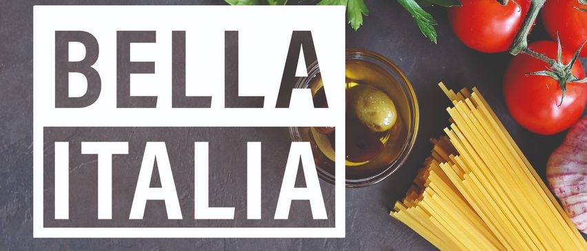 Bella Italia Eventplakat mit italienischer Flagge, Pasta und Gemüse. Öffnungszeiten und italienische Marktdetails sind aufgeführt.