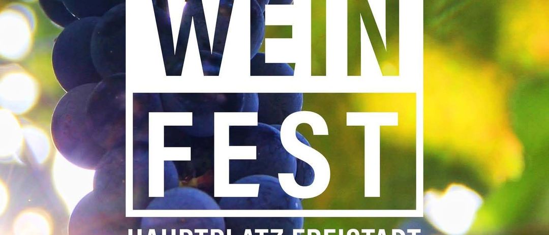 Ein Weinfest am 17. Juli, beginnend um 16 Uhr am Hauptplatz in Freistadt. Trauben sind im Vordergrund prominent dargestellt.