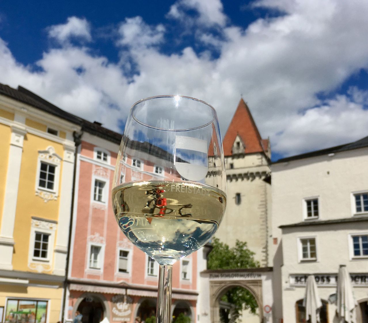Bild enthält, Glass, Goblet, Neighborhood, City, Person, Alcohol, Beverage, Liquor, Wine Glass, Beer