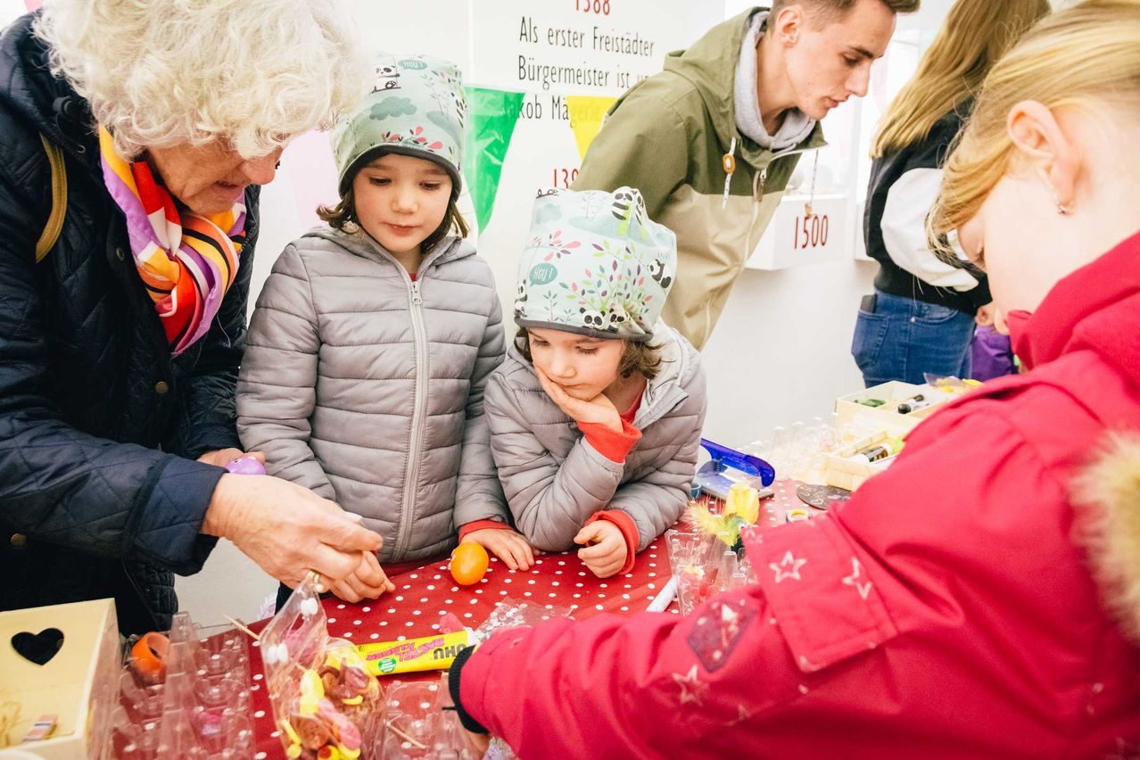 Bild enthält, People, Person, Adult, Female, Woman, Baby, Opening Present