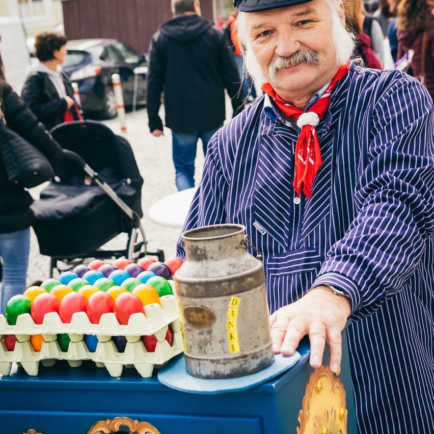 Bild enthält, People, Person, Adult, Male, Man, Scarf, Hoodie, Shaker, Face, Portrait