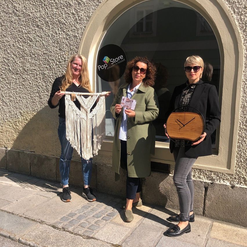 Bild enthält, Pants, Person, Photography, Portrait, Jeans, Coat, Shoe, Sunglasses, City, Shorts