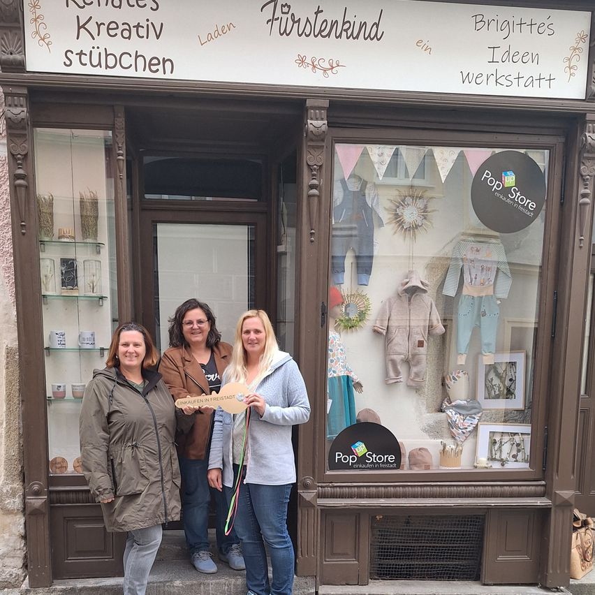 Bild enthält, Pants, Coat, Jacket, Jeans, Person, Adult, Female, Woman, Shoe, Building