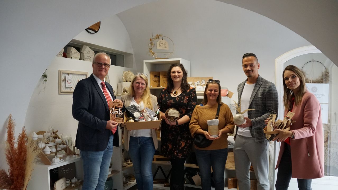 Bild enthält, Pants, People, Person, Adult, Female, Woman, Photography, Male, Man, Living Room