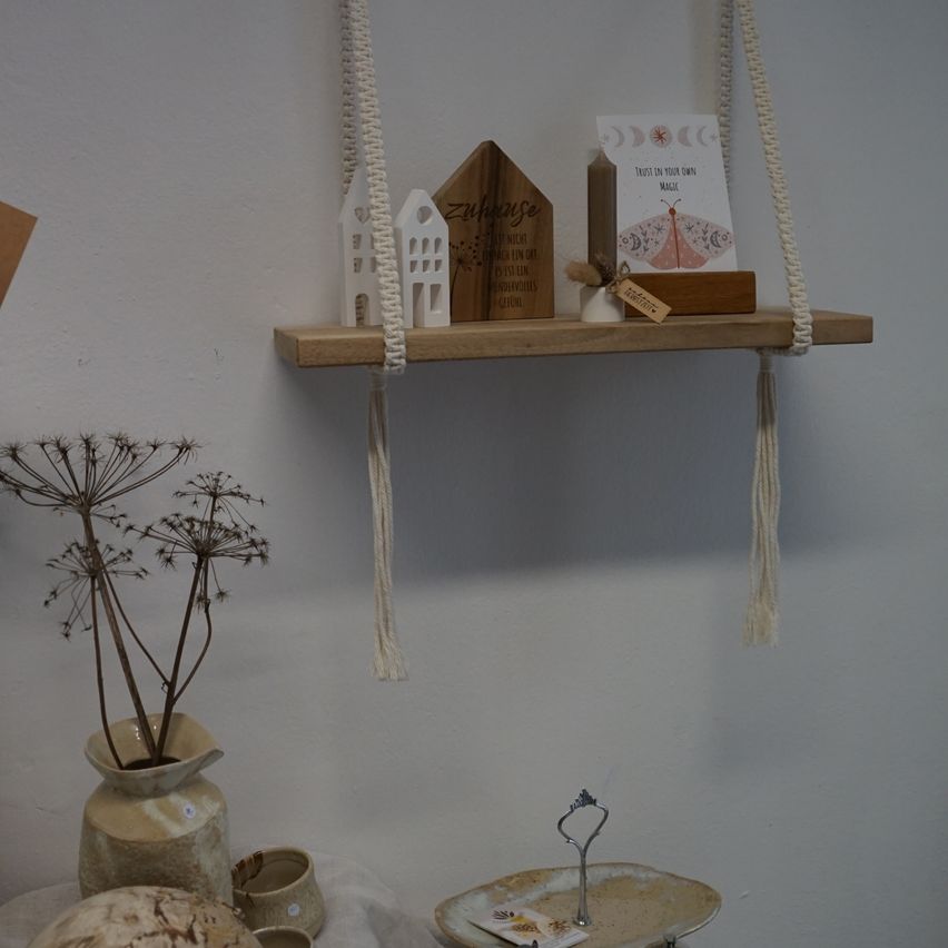 Bild enthält, Pottery, Shelf, Jar, Wood, Plant, Linen, Candle, Pot, Plywood, Furniture