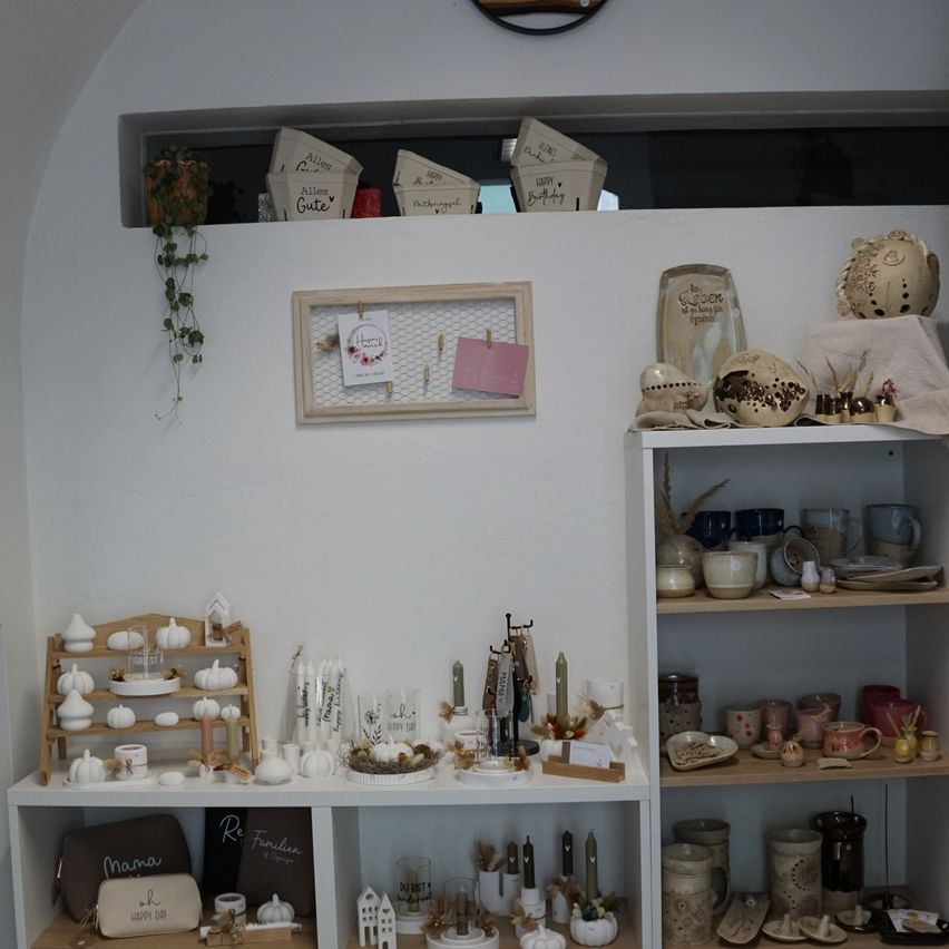 Bild enthält, Shelf, Pottery, Architecture, Building, Furniture, Indoors, Living Room, Handbag, Interior Design, Candle