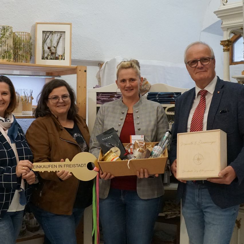 Bild enthält, Pants, Adult, Female, Person, Woman, Plywood, Male, Man, Coat, Jacket