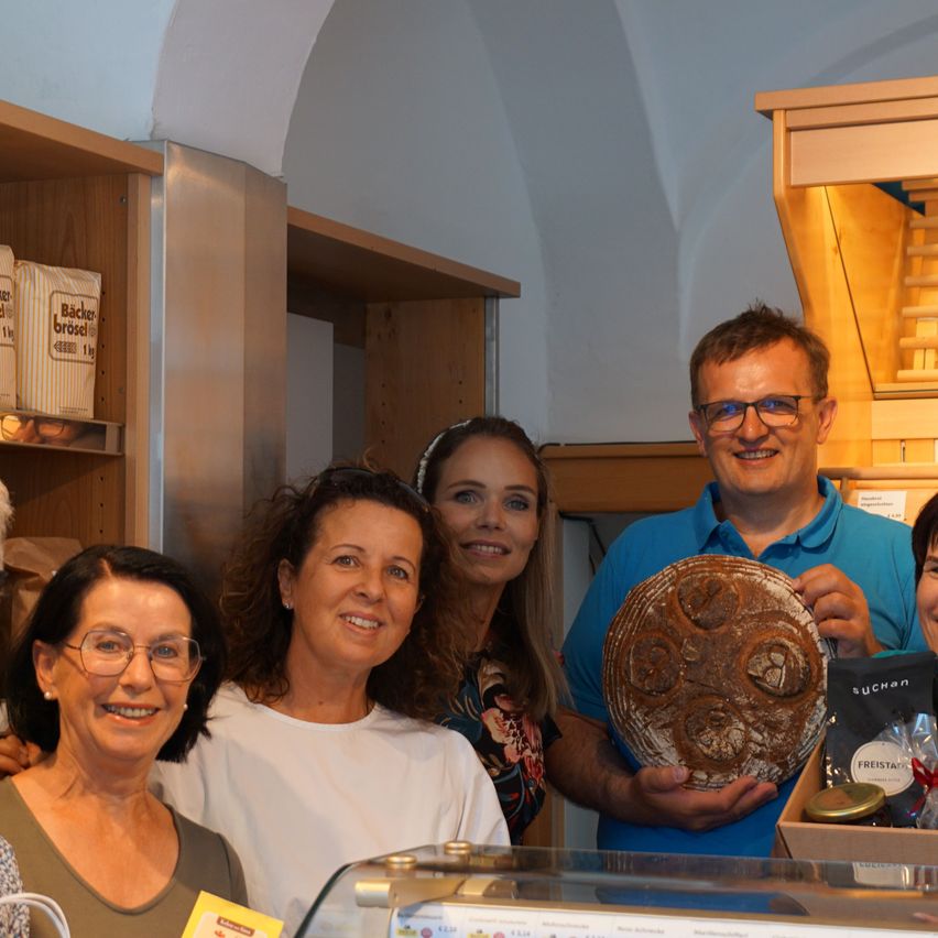 Bild enthält, People, Person, Adult, Female, Woman, Male, Man, Face, Glasses, Wood