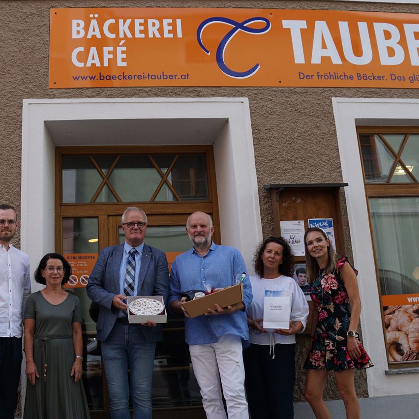 Bild enthält, Adult, Female, Person, Woman, Pants, Male, Man, Jeans, Box, Suit