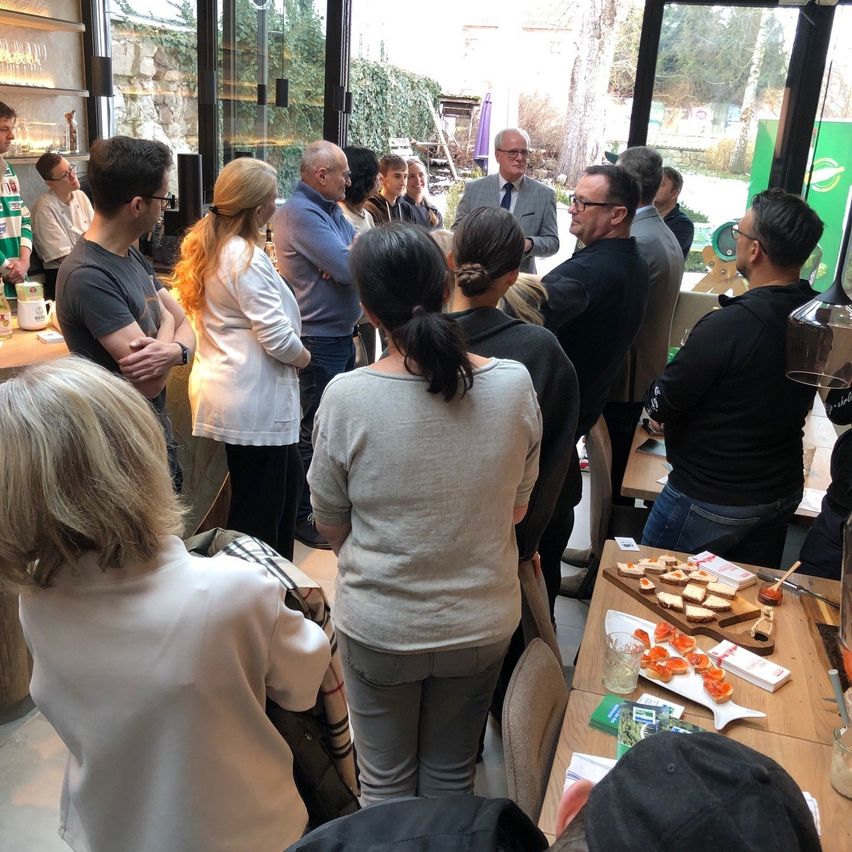 Bild enthält, Urban, Adult, Female, Person, Woman, Restaurant, People, Cafeteria, Male, Man