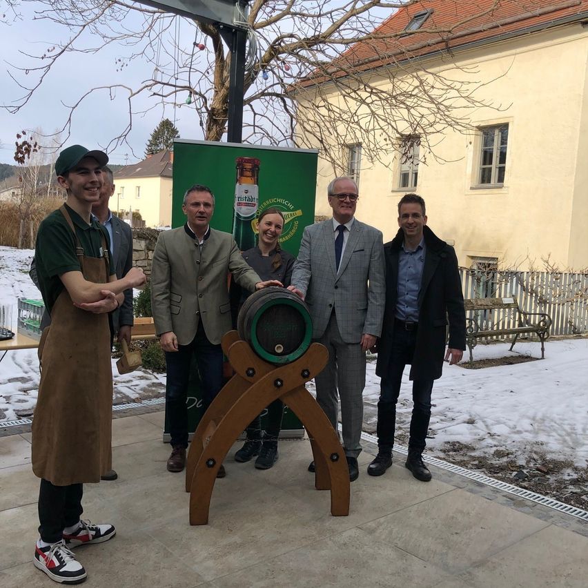 Bild enthält, Coat, Adult, Male, Man, Person, Boy, Teen, Portrait, Shoe, Pants