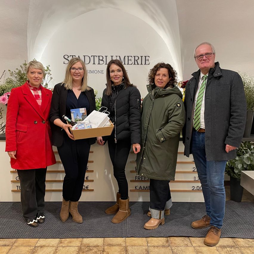 Bild enthält, Groupshot, Person, Coat, Adult, Female, Woman, Male, Man, Face, Suit