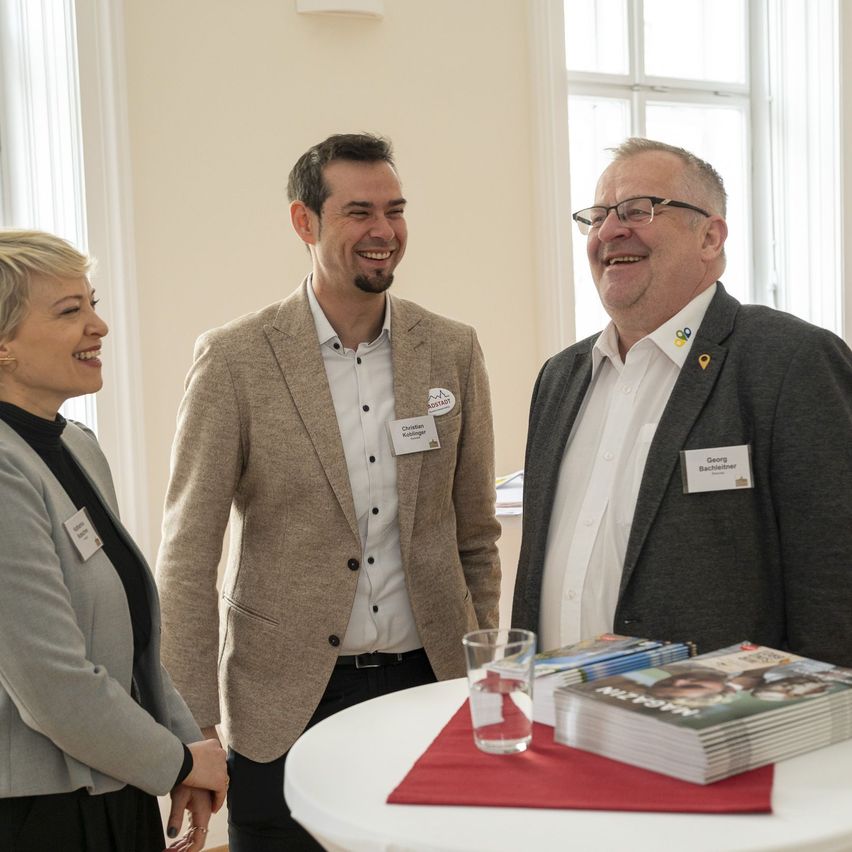 Bild enthält, Coat, Blazer, Jacket, Table, Adult, Female, Person, Woman, Male, Man