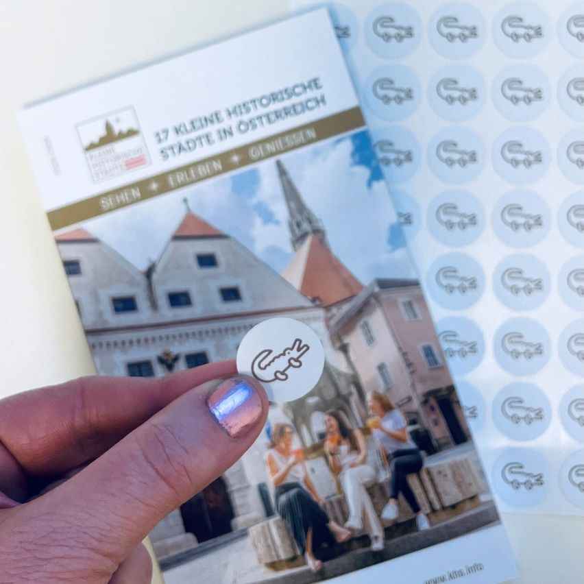 Bild enthält, Advertisement, Poster, Footwear, Shoe, Person, Adult, Female, Woman, Text, Face