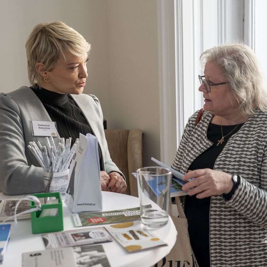 Bild enthält, Adult, Female, Person, Woman, Advertisement, Poster, Ring, Cup, Head, Face
