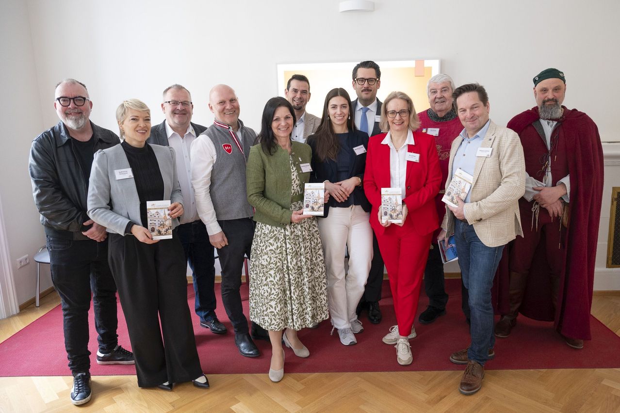 Bild enthält, Groupshot, Person, People, Logo, Adult, Male, Man, Female, Woman, Jeans