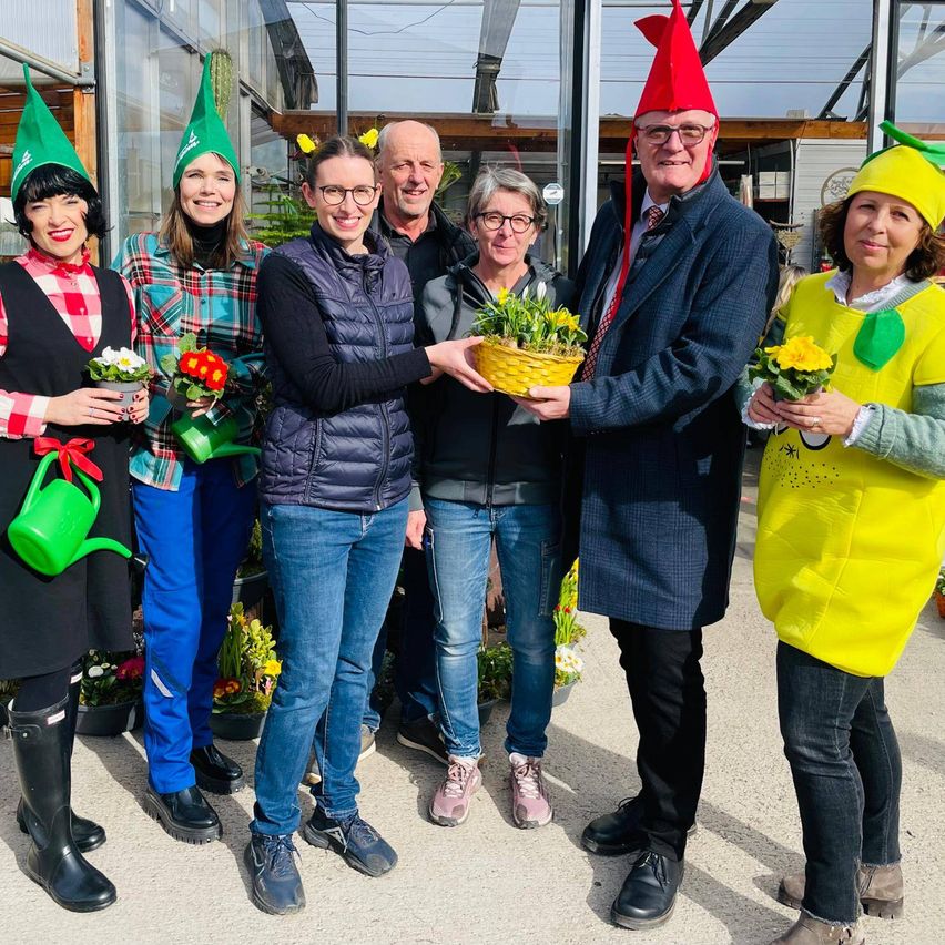 Bild enthält, People, Person, Adult, Female, Woman, Pants, Groupshot, Coat, Jacket, Man