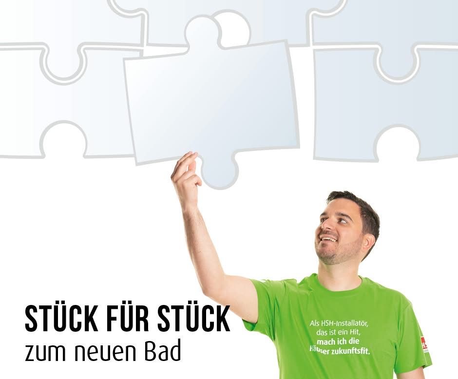 Ein Mann in einem grünen T-Shirt hebt ein Puzzleteil über seinen Kopf. Die Puzzleteile sind in einem Quadrat angeordnet. Der Text lautet, 'Stück für Stück zum neuen Bad'.