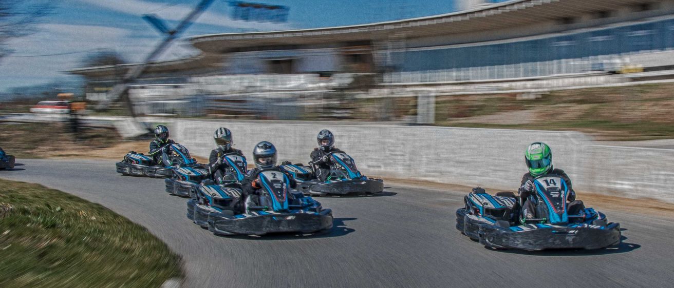 Bild enthält, Helmet, Glove, Kart, Vehicle, Person, Motorcycle, Road, Airplane, Car, Shoe