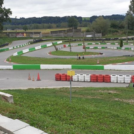 Bild enthält, City, Grass, Outdoors, Park, Urban, Road, Downtown, Street, Path, Kart