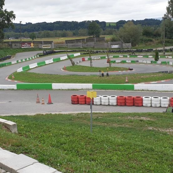 Bild enthält, City, Grass, Outdoors, Park, Urban, Road, Downtown, Street, Path, Kart