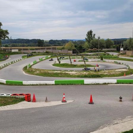 Bild enthält, City, Urban, Road, Downtown, Outdoors, Park, Person, Housing, Motorcycle, Car