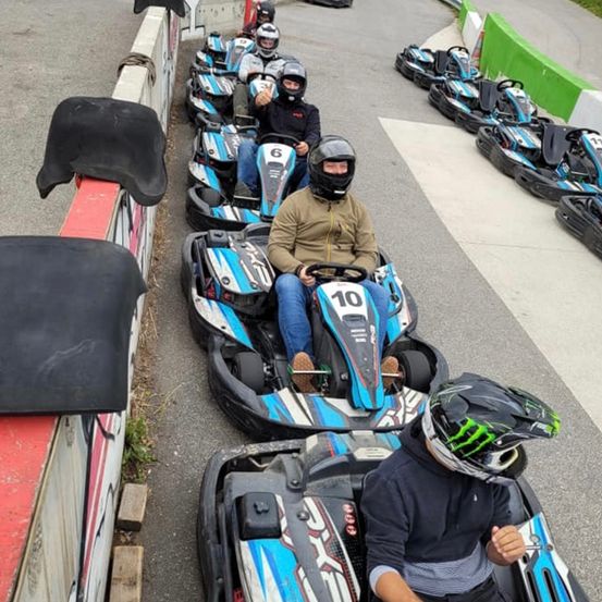 Bild enthält, Kart, Transportation, Vehicle, Person, Helmet, Outdoors, Car, Motorcycle, Machine, Wheel