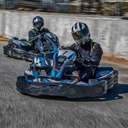 Bild enthält, Kart, Transportation, Vehicle, Clothing, Glove, Helmet, Person, Motorcycle, Car, Road