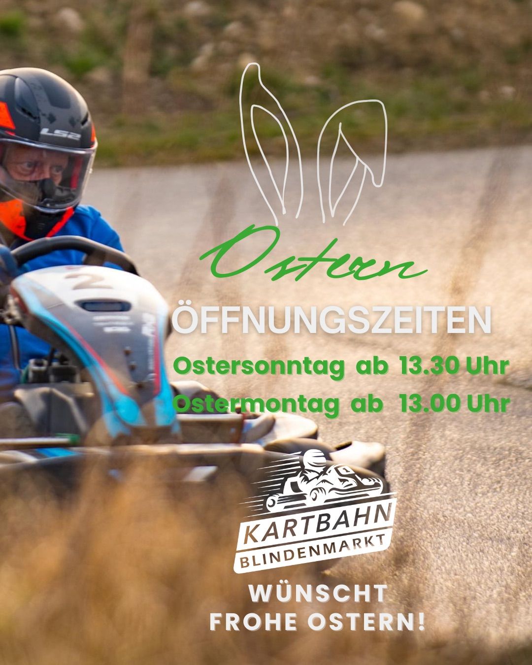 Person fährt auf einer Erdbahn ein Go-Kart, wobei die Öffnungszeiten angezeigt werden.