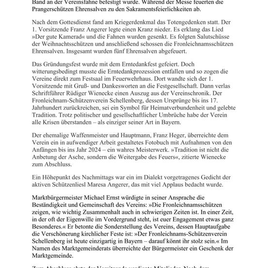 Ein Band spielte bei der Gedenkfeier. Während der Messe trugen die Trauernden Kränze zu den Sakramentsfeierlichkeiten. Der Vorsitzende Franz Angerer legte einen Kranz nieder. Es erklang das Lied >Der gute Kamerad< und die Fahnen wurden gesenkt. Es folgten Salutschüsse der Weihnachtsschützen und anschließend schossen die Feuerwehrmänner fünf Kränze.