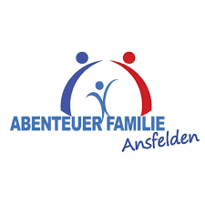 Das Logo für Abenteurer Familie Ansfelden, mit einem blau-roten Design und zwei Menschen in einer Halteposition.