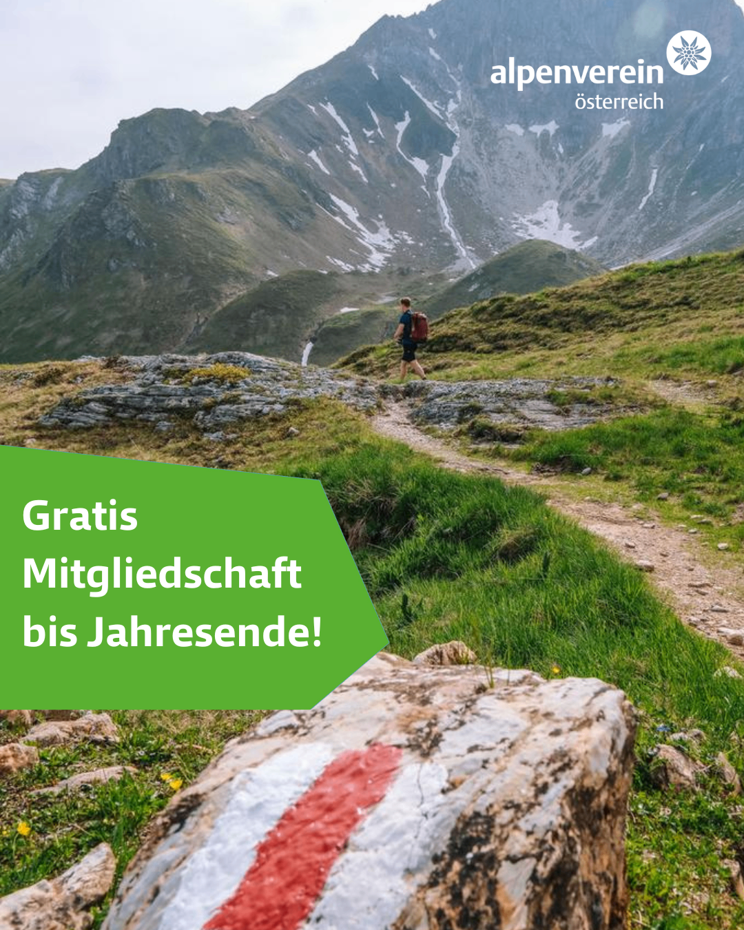 Ein Wanderer geht mit einem Rucksack auf einem Bergpfad. Grüne Berge umgeben das Gebiet. Das Bild zeigt einen kräftigen grünen Pfeil nach links. Die Worte 'Gratis Mitgliedschaft bis Jahresende!' sind auf dem Pfeil zu sehen.