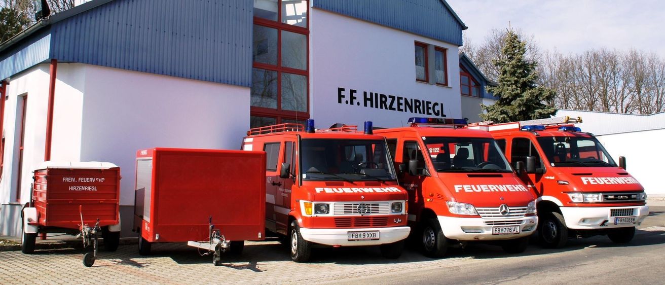 Bild enthält, Fire Station, Fire Truck, Transportation, Truck, Vehicle, Chair, Furniture, Moving Van, Person, Car