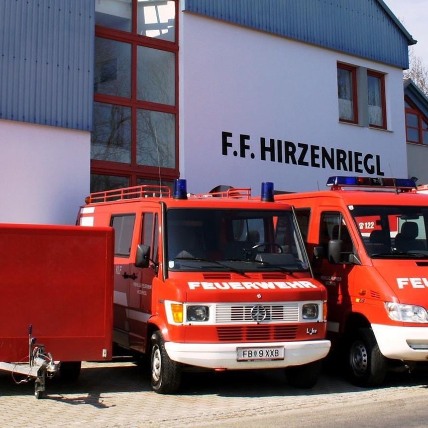 Bild enthält, Fire Station, Fire Truck, Transportation, Truck, Vehicle, Chair, Furniture, Moving Van, Person, Car