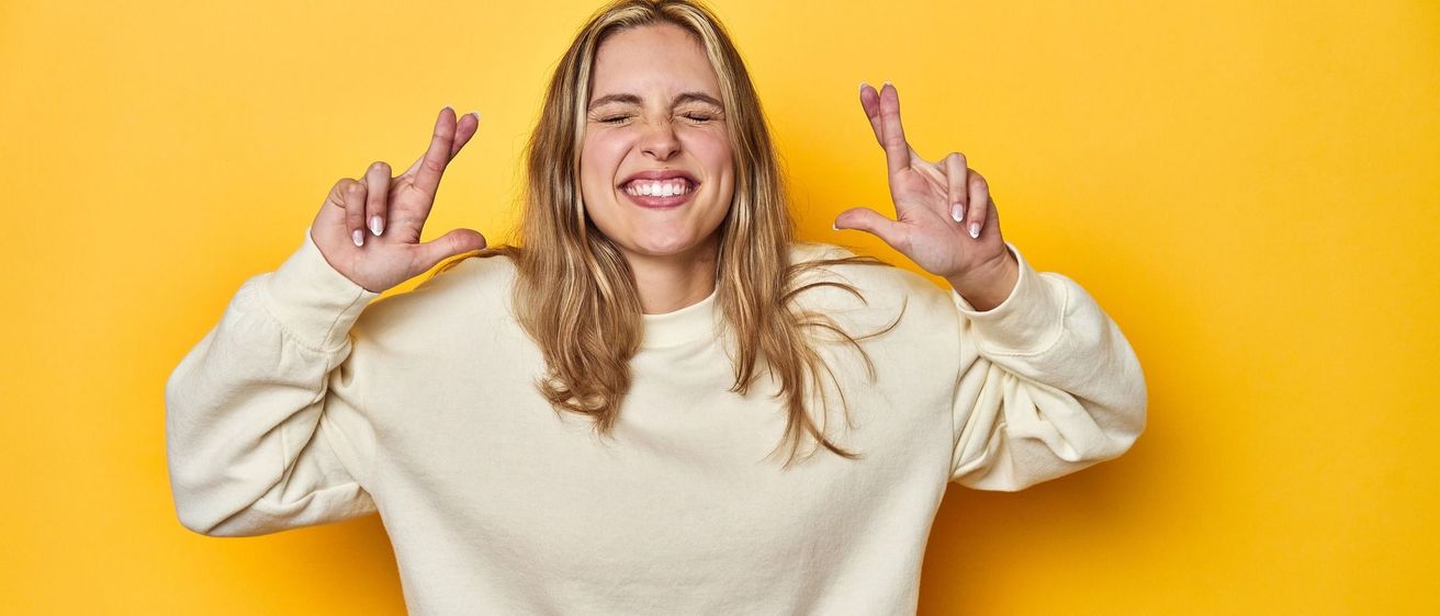 Bild enthält, Head, Person, Face, Happy, Smile, Laughing, Clothing, Knitwear, Sweater, Triumphant